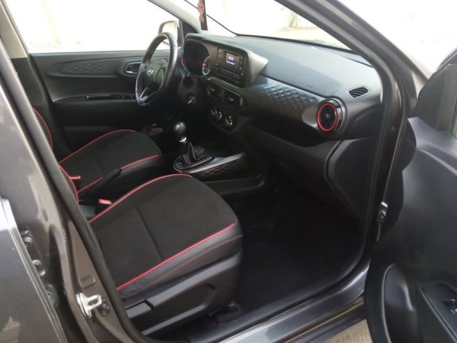 Interieur-de-la-Hyundai-Grand-i10-avec-ecran-tactile