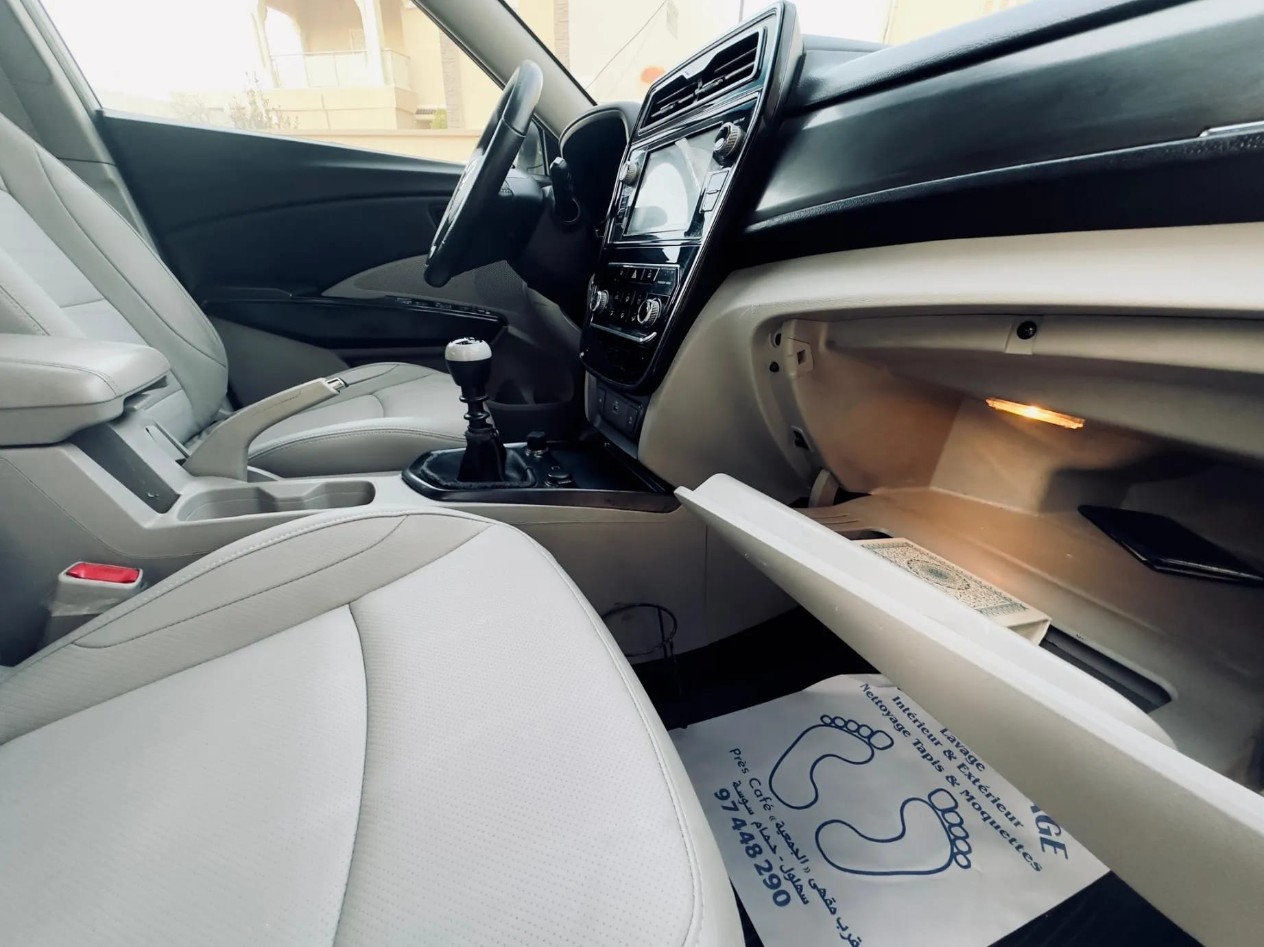 Interieur-de-la-Ssangyong-Tivoli-2021-avec-ecran-tactile-et-sieges-en-tissu