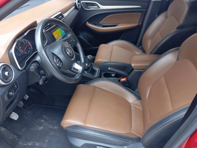 Interieur-luxueux-du-MG-ZS-2021-avec-ecran-tactile-et-volant-multifonction
