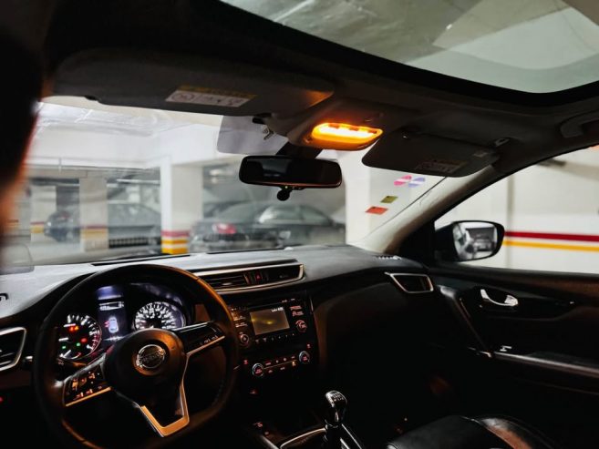 Interieur-luxueux-du-Nissan-Qashqai-avec-ordinateur-de-bord-et-volant-multifonction