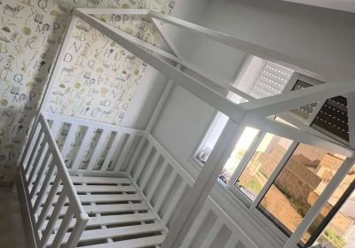 À Vendre : Lit en Bois Blanc pour Enfants