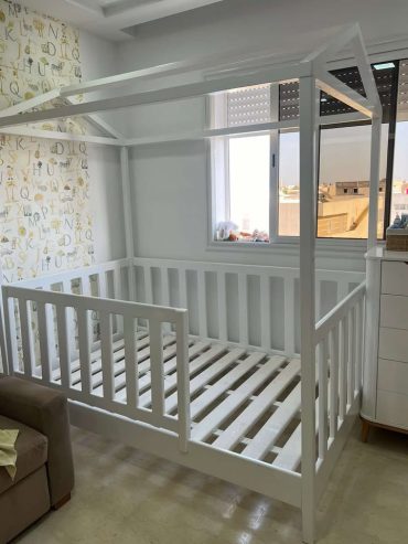 Lit-pour-enfant-en-bois-de-couleur-blanche