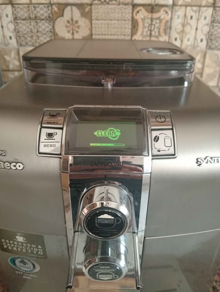 Machine-Saeco-Syntia-avec-fonction-cappuccino-sans-carafe