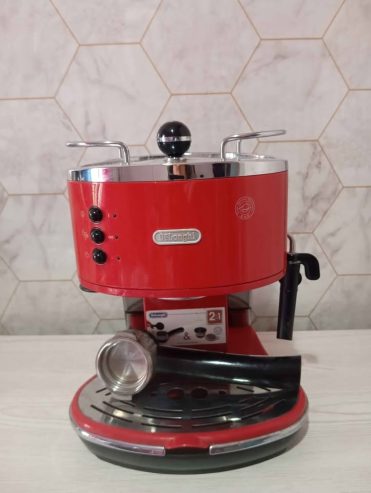 Machine-a-cafe-rouge-design-ideale-pour-la-maison