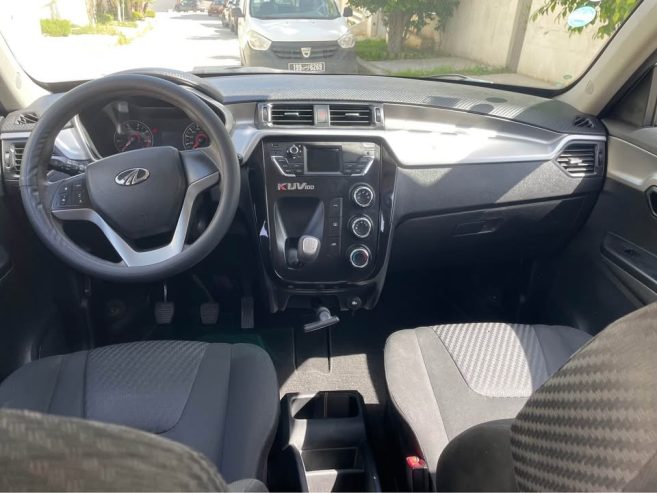 Mahindra-KUV100-avec-climatisation-et-ecran-tactile