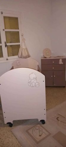 Mobilier-bebe-avec-rangements-pratiques-a-vendre