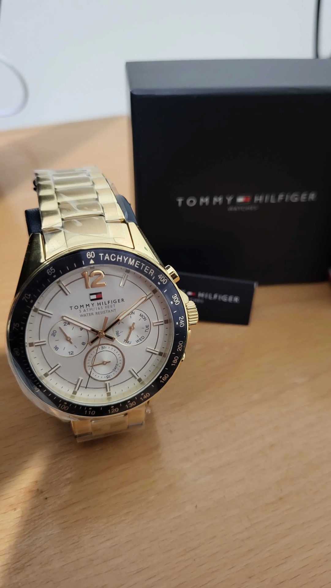 Montre-Tommy-Hilfiger-edition-Gold-neuve-sous-blister