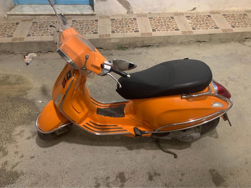 Moto-Piaggio-150-cm³-avec-moteur-puissant-et-economique