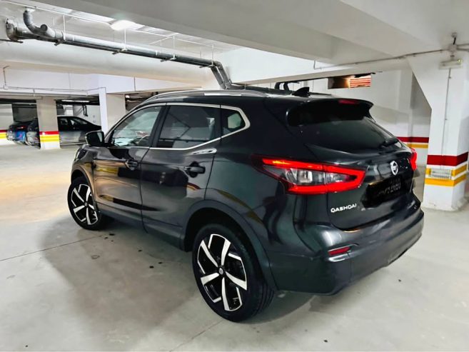 Nissan-Qashqai-2019-en-stationnement-avec-vue-sur-le-design-exterieur