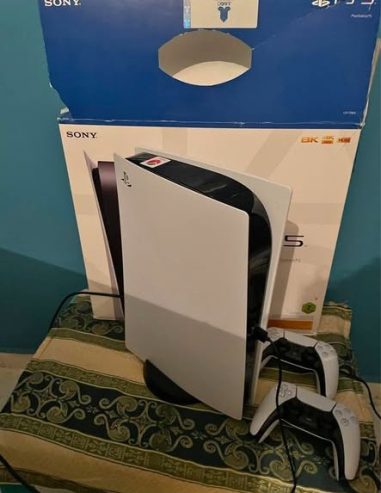 PS5-Standard-Edition-avec-deux-manettes-a-vendre-en-Tunisie
