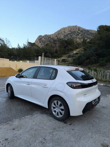 Peugeot-208-2022-en-excellent-etat-disponible-en-Tunisie