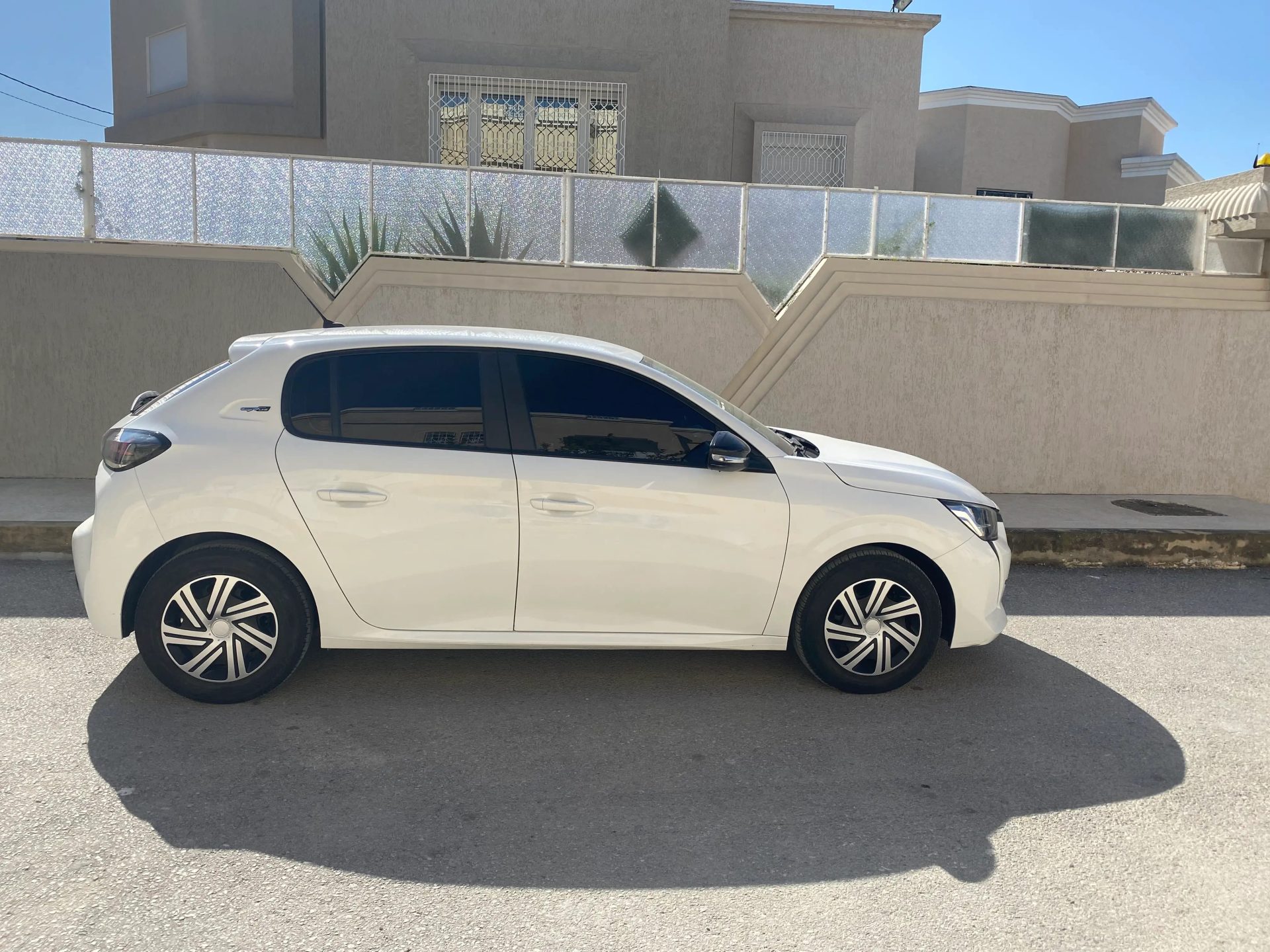 Peugeot-208-2022-essence-en-excellent-etat-a-vendre-a-Ezzahra-1