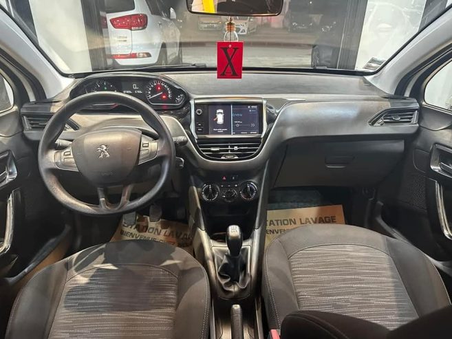 Peugeot-208-Blue-HDI-avec-sieges-chauffants-et-finition-haut-de-gamme
