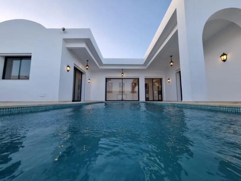 Piscine-privee-dans-une-villa-de-prestige-en-Tunisie