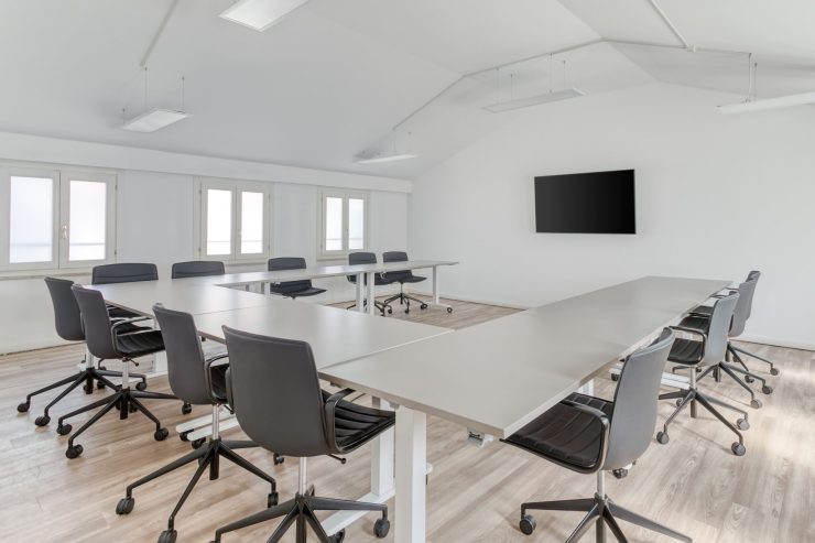 Regus-Riva-Gulli-5740-Trieste-Italy-Large-Meeting-Room-Without-People-1