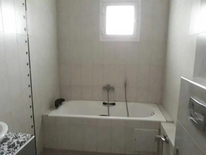 Salle-de-bain-avec-baignoire-dans-un-appartement-moderne-a-louer-a-Sahloul-4