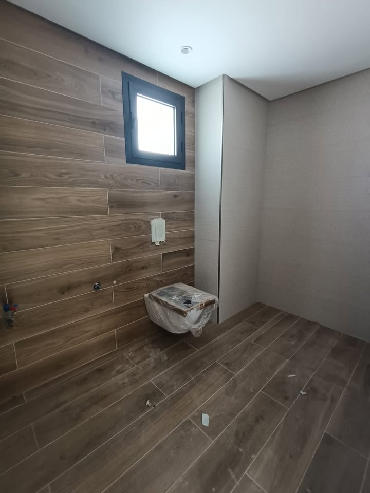 Salle-de-bain-avec-douche-moderne-dans-appartement-haut-standing-a-vendre-aux-Jardins-de-Carthage