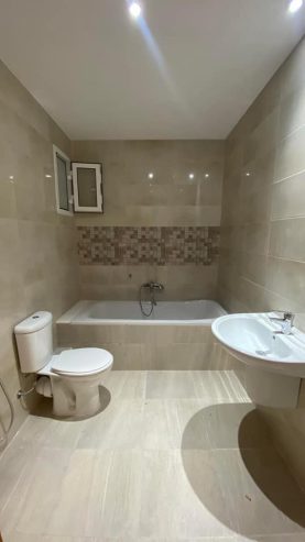 Salle-de-bain-moderne-avec-equipements-de-qualite