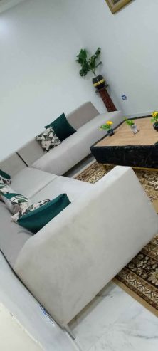 Salon-Napoli-installe-dans-un-interieur-moderne-avec-une-table-basse