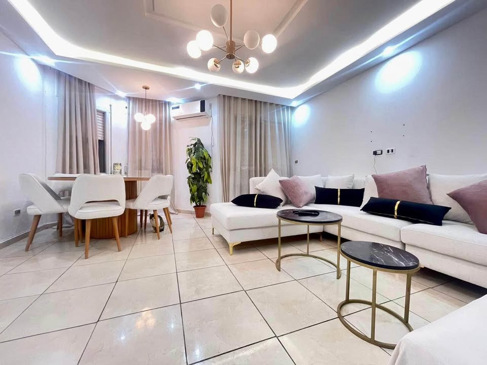 Salon-lumineux-avec-balcon-appartement-Manar-1