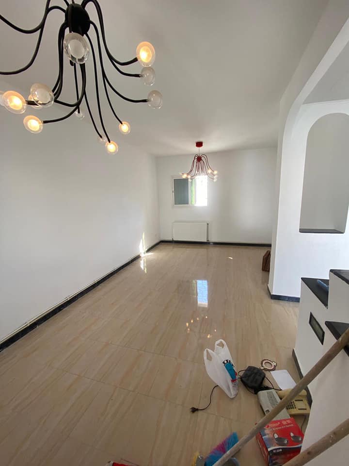 Salon-lumineux-et-spacieux-avec-grande-fenetre-appartement-S3-El-Menzah-9