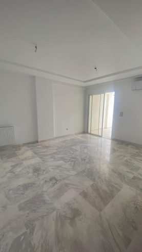 Salon-spacieux-et-lumineux-dun-appartement-S2-au-Kram