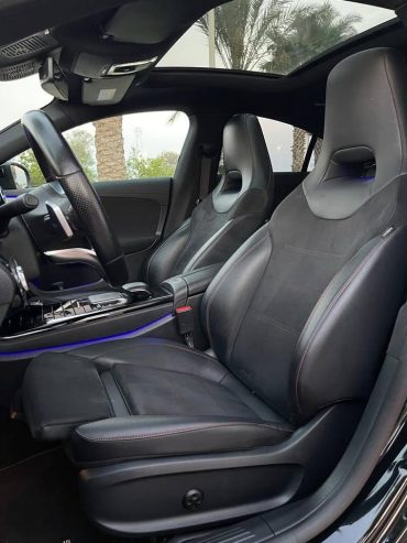 Sieges-sport-en-cuir-avec-surpiqures-rouges-Mercedes-CLA-200-AMG
