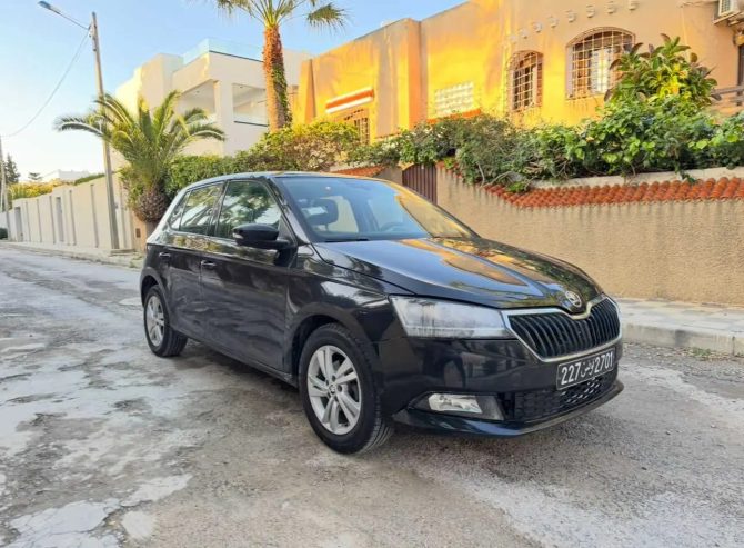 Skoda-Fabia-2022-en-vente-en-Tunisie-couleur-noir-93-000-km-en-excellent-etat