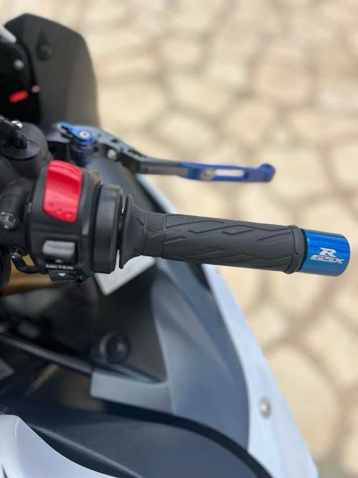 Suzuki-GSX-R-1000-avec-ABS-modes-de-conduite-et-echappement-Yoshimura