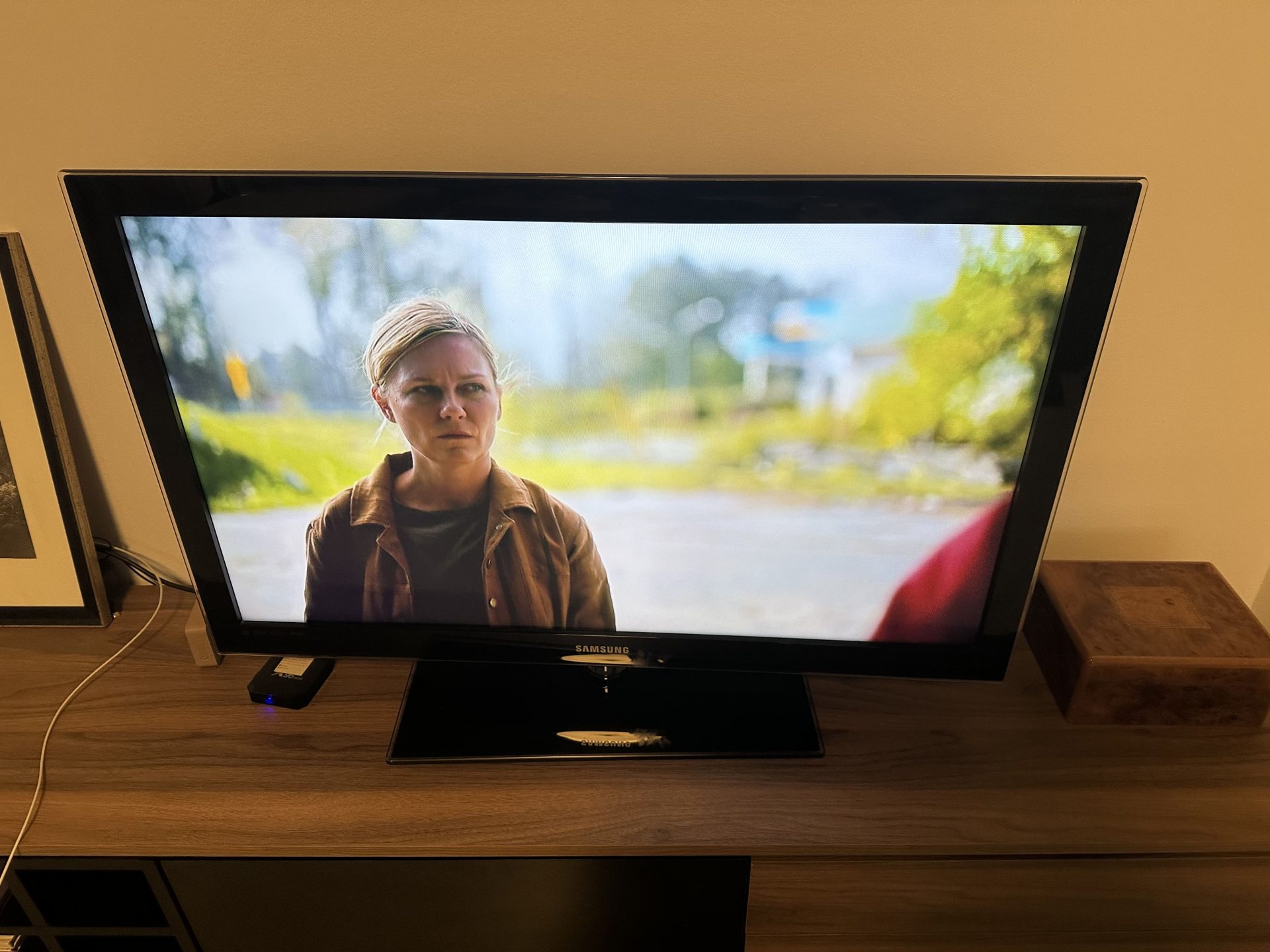 TV-Samsung-40-pouces-avec-design-elegant-et-haute-resolution