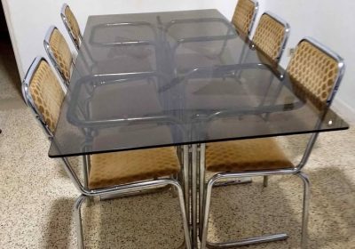 À Vendre : Table à manger en verre fumé + 6 chaises cantilever