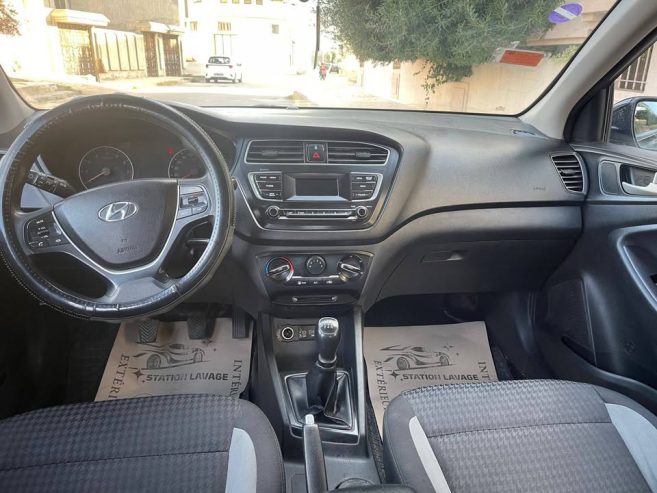 Tableau-de-bord-Hyundai-i20-2021-avec-ecran-multimedia-et-volant-multifonction