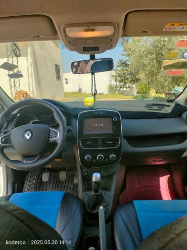 Tableau-de-bord-Renault-Clio-4-avec-affichage-digital