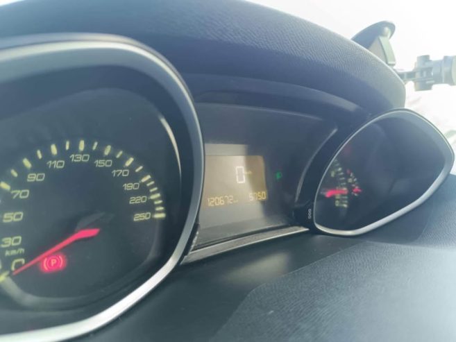 Tableau-de-bord-moderne-Peugeot-308