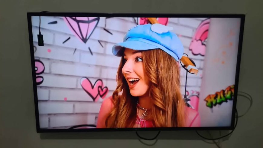 Television-LG-43-pouces-avec-recepteur-integre-dans-un-cadre-elegant