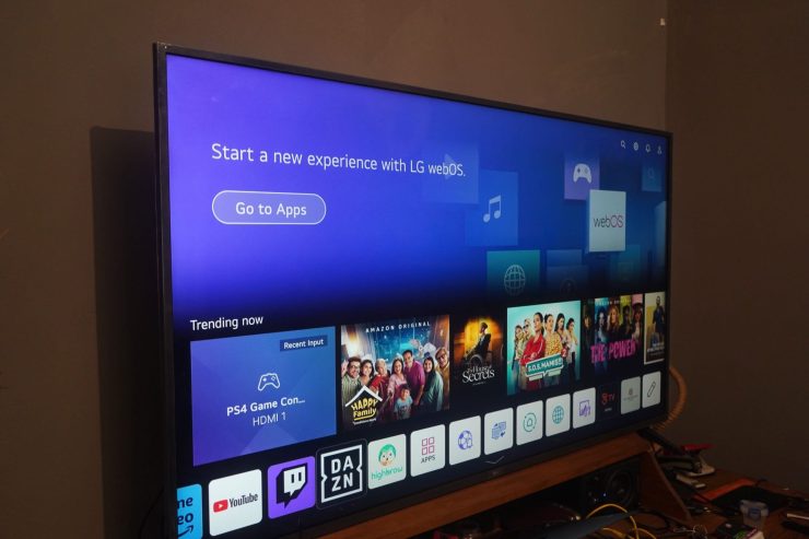 Television-LG-UHD-4K-65-pouces-avec-ecran-allume-affichant-une-image-ultra-nette