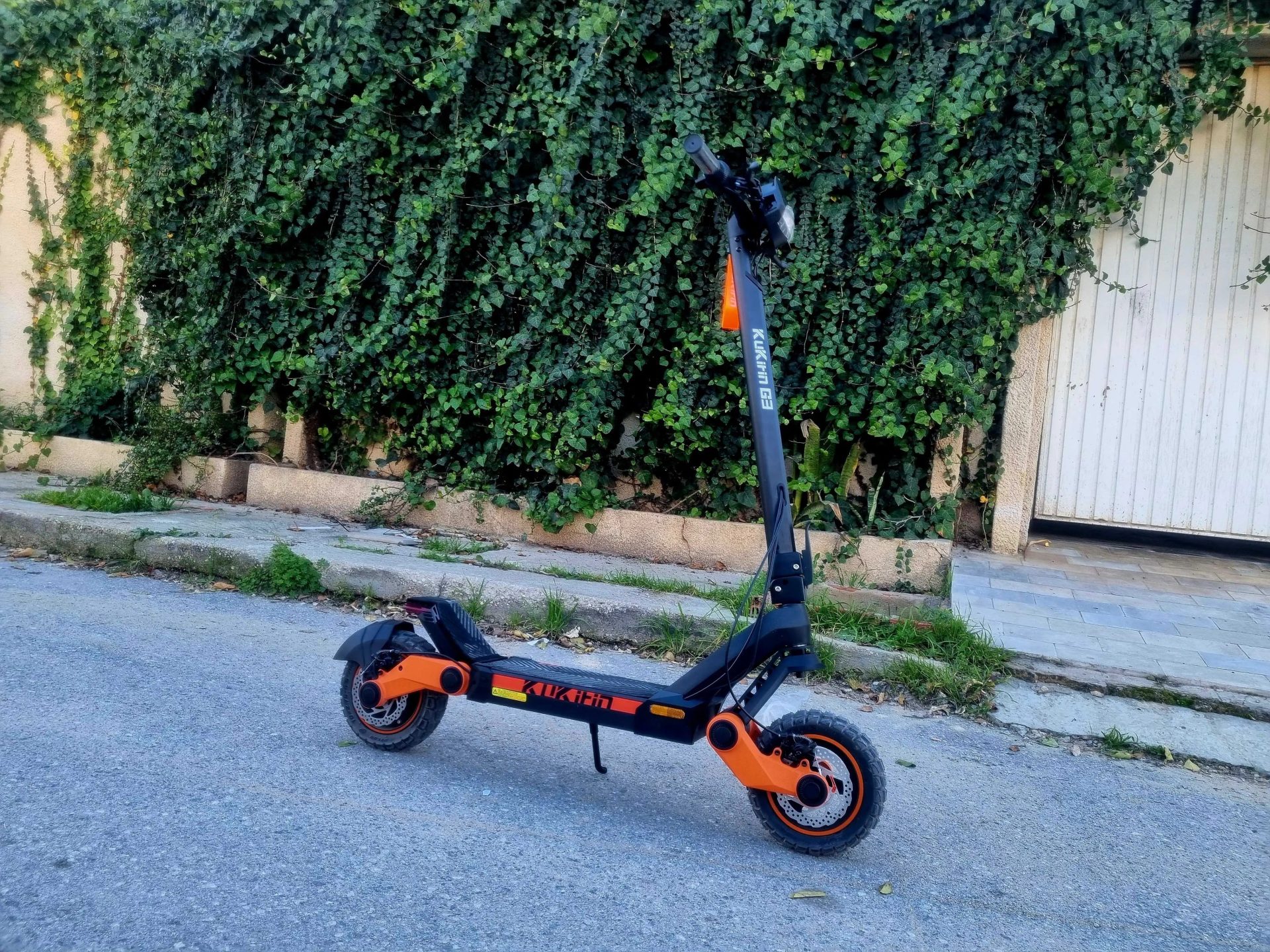 Trottinette-puissante-1200W-avec-grande-autonomie-70-km