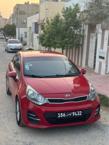 Voiture-Kia-Rio-5-CV-essence-4-cylindres-2016
