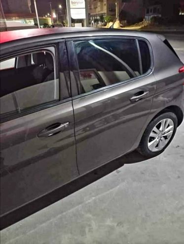 Voiture-Peugeot-308-Essence-avec-options-modernes-et-faible-kilometrage