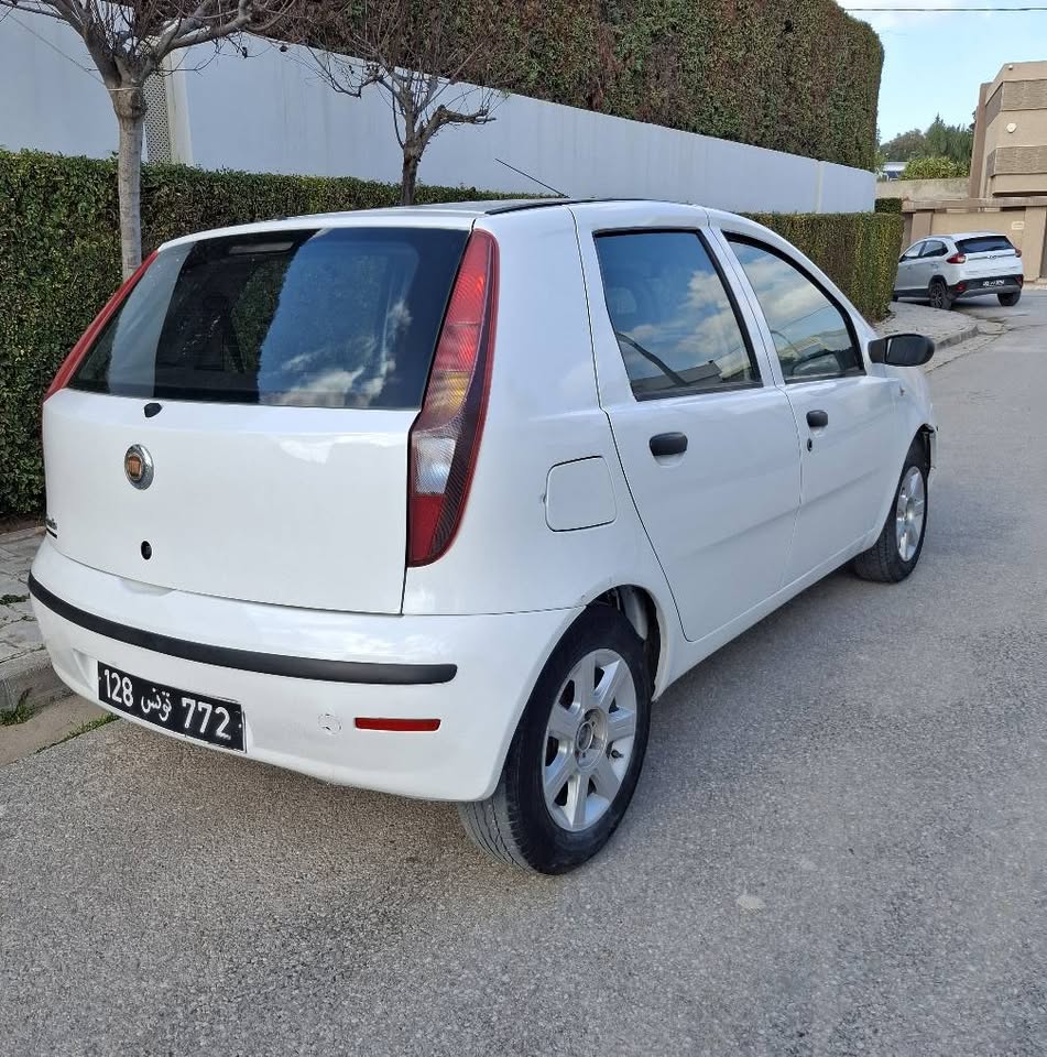 Voiture-economique-Fiat-Punto-3-essence-avec-climatisation