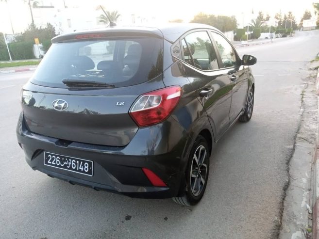 Vue-arriere-de-la-Hyundai-Grand-i10-avec-capteurs-de-stationnement