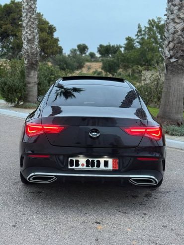 Vue-arriere-de-la-Mercedes-CLA-200-AMG-avec-double-echappement-chrome