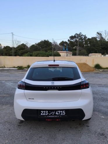 Vue-arriere-de-la-Peugeot-208-2022-avec-feux-LED