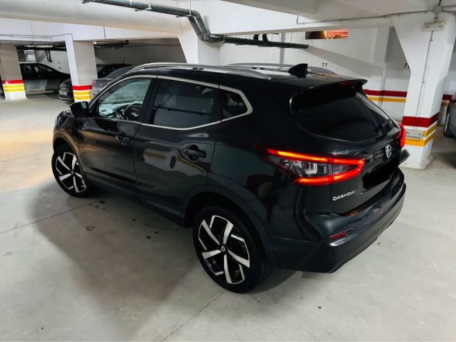 Vue-arriere-du-SUV-montrant-ses-capteurs-et-feux-LED