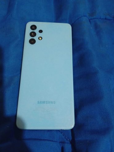 Vue-arriere-du-Samsung-Galaxy-A32-5G-en-bleu-avec-son-design-epure