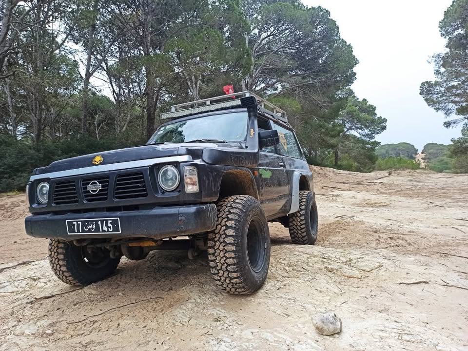 Vue-avant-de-Nissan-Patrol-Y60-avec-barre-LED-avant-et-projecteur-arriere