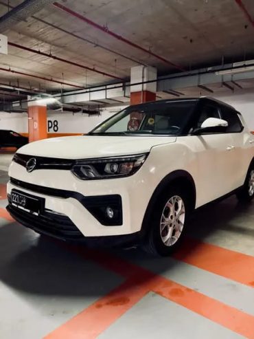 Vue-de-cote-de-la-Ssangyong-Tivoli-2021-en-bon-etat-disponible-a-la-vente