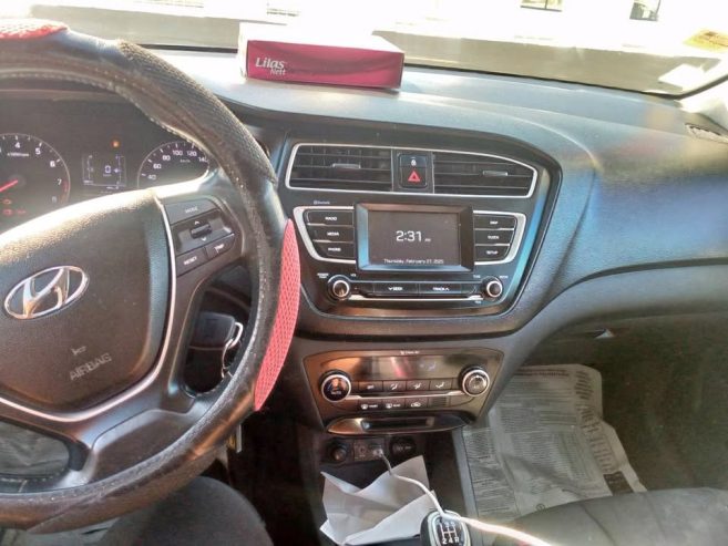 Vue-interieure-de-la-Hyundai-i20-avec-ecran-tactile-et-commande-au-volant