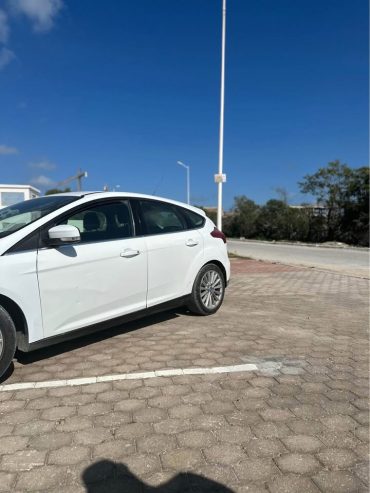 Vue-laterale-Ford-Focus-EcoBoost-a-vendre-a-Kelibia