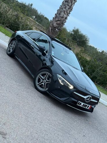 Vue-laterale-Mercedes-CLA-200-AMG-noire